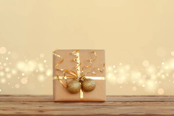 Новорічна Подарункова Коробка Або Подарункова Прикрашена Золота Стрічка Дві Кульки — стокове фото