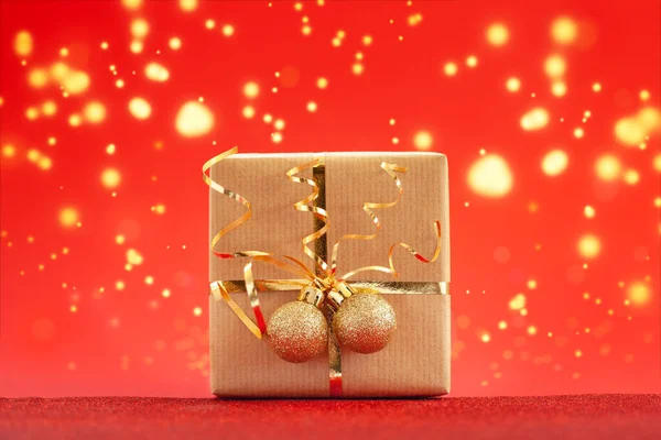 Karácsonyi Ajándék Doboz Vagy Jelen Díszített Arany Szalag Két Golyó — Stock Fotó