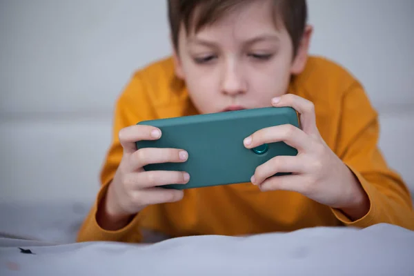 Ragazzino Carino Gioca Nel Videogioco Sul Suo Smartphone Bambino Diverte — Foto Stock