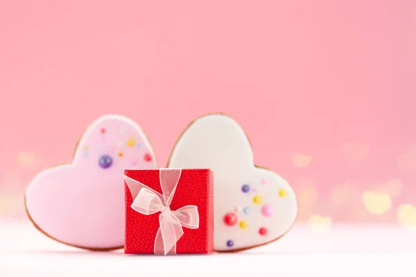 Red gift box with two hearts shaped gingerbread for Valentines Day, Mother Day or Birthday. — Stock Photo, Image