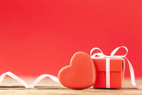 Rode geschenkdoos met rode hartvormige peperkoek voor Valentijnsdag, moederdag of Verjaardag op rode achtergrond — Stockfoto