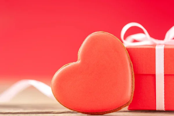 Rode geschenkdoos met rode hartvormige peperkoek voor Valentijnsdag, moederdag of Verjaardag op rode achtergrond — Stockfoto
