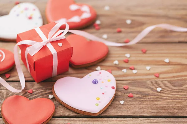 ハート形のクッキー｜バレンタインデーや母の日のための木製の背景に. — ストック写真