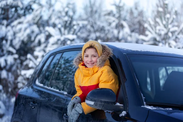 Happy Little Smilling Boy Look Car Window Sunny Day Winter — Fotografia de Stock