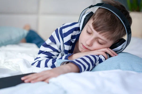 Hermoso Niño Encuentra Cama Escucha Música Podcast Disfruta Niño Cansó —  Fotos de Stock