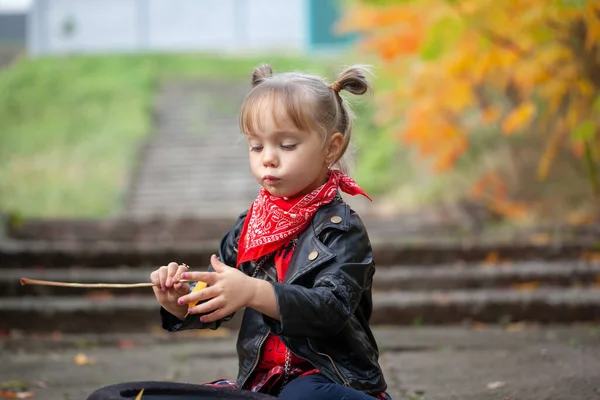 Милая Блондинка Черной Кожаной Куртке Собирает Осенние Листья Парке Осенью — стоковое фото