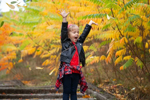 Sarı Saçlı Siyah Deri Ceketli Kırmızı Bandanalı Mutlu Kız Çocuğu — Stok fotoğraf