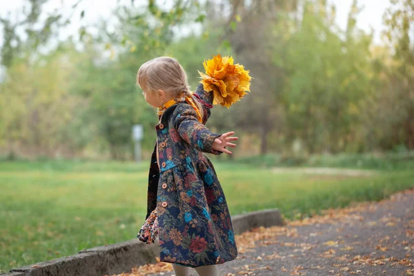 Little Girl Warm Autumn Coat Walks Runs Whirls Park Bouquet — Stock Photo, Image