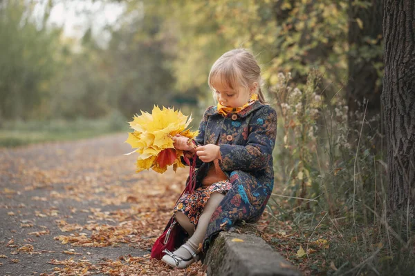 Dziewczynka Bukietem Żółtych Jesiennych Liści Jest Smutna Jesień Skończyła Się — Zdjęcie stockowe
