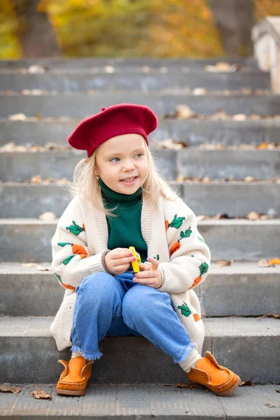 Осенний Счастливый Маленький Ребенок Осеннем Парке Красивая Девочка Берете Свитере — стоковое фото