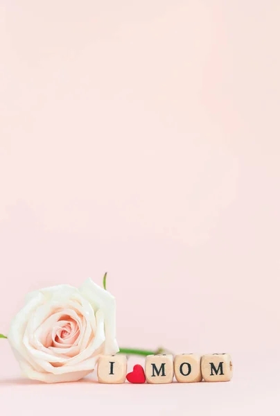 母の日 美しいバラの花とテキスト私はピンクの背景にお母さんが大好きです ホリデーコンセプトのグリーティングカード — ストック写真