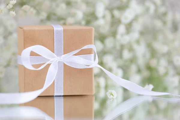 Cadeaudoosje Verpakt Bruin Papier Met Witte Gypsophila Paniculataflowers Wenskaart — Stockfoto