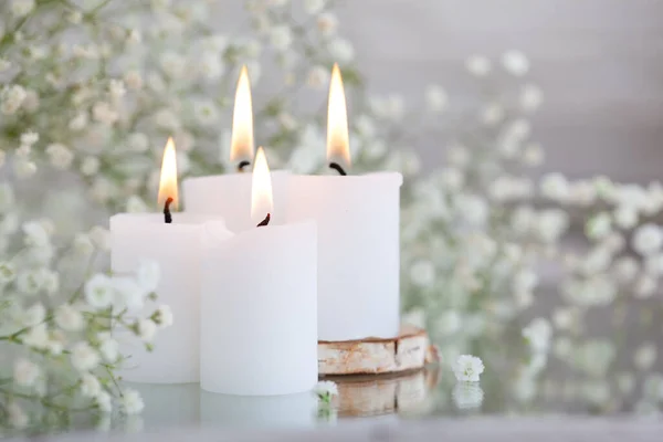 Rustikaler Babyatem Getrocknete Weiße Zigeunerblumen Und Kerzen Auf Dem Tisch — Stockfoto