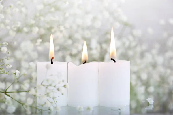 乡村婴儿的呼吸干燥的白色吉普赛花和蜡烛放在桌上 美丽的婚纱装饰理念和居室室内装饰 — 图库照片