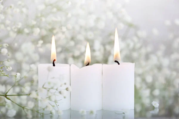 Rústico Bebê Respiração Seco Branco Gypsophila Flores Velas Sobre Mesa — Fotografia de Stock