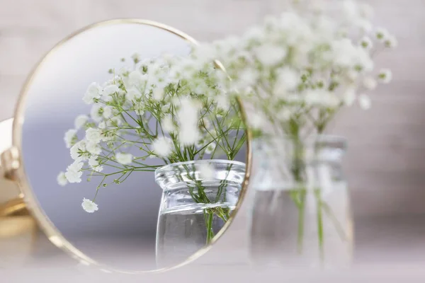 素朴な赤ちゃんの息乾燥した白いジプシーの花と鏡をテーブルの上に置きます 美しい結婚式の装飾のアイデアと部屋の家のインテリア — ストック写真