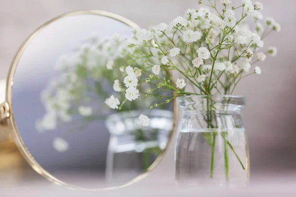素朴な赤ちゃんの息乾燥した白いジプシーの花と鏡をテーブルの上に置きます 美しい結婚式の装飾のアイデアと部屋の家のインテリア — ストック写真