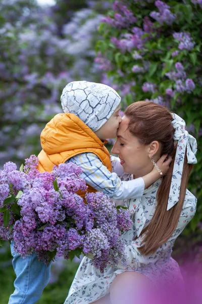 Figlio Bacia Sua Madre Mazzo Lillà Madre Figlio Che Abbracciano — Foto Stock