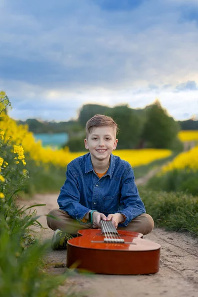 Porträt Eines Süßen Jungen Der Sommergelben Feld Eine Gitarre Spielt — Stockfoto