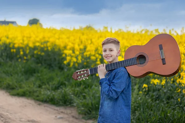 Portrait Handsomeboy Mit Gitarre Auf Der Sommerstraße Junger Musiker Auf — Stockfoto