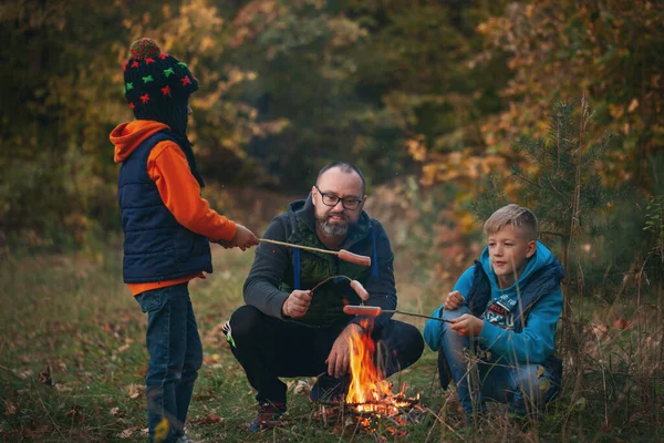 Apa Amikor Fiai Botokon Égnek Tábortűzben Családi Nyaralás Természetben — Stock Fotó