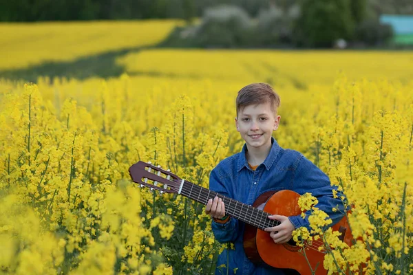 Porträt Eines Süßen Jungen Der Sommergelben Feld Eine Gitarre Spielt — Stockfoto