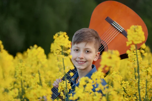 Portret Van Een Leuke Jongen Die Gitaar Speelt Het Zomergele — Stockfoto