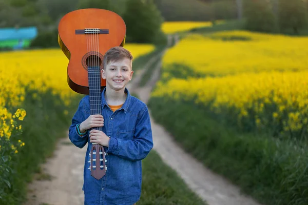 Retrato Chico Guapo Con Guitarra Caminando Carretera Verano Joven Músico —  Fotos de Stock