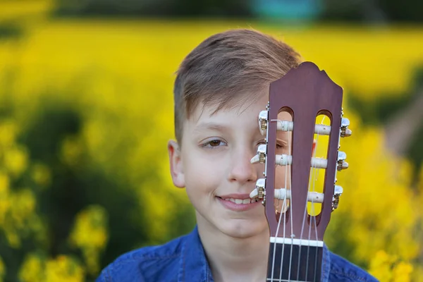 Retrato Chico Lindo Tocando Una Guitarra Campo Amarillo Verano Primer —  Fotos de Stock