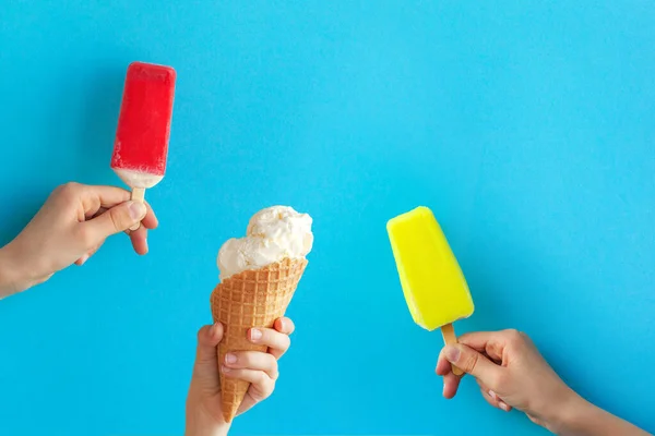 아이들의 노란색 과붉은 하드와 배경의 바닐라 원추형 아이스크림을 — 스톡 사진
