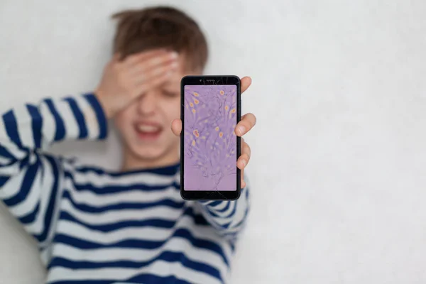 Weinen Und Trauriger Junge Hält Ein Kaputtes Telefon Mit Rissen — Stockfoto