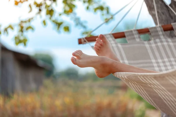 Ontspan Hangmat Zomertuin Jongen Benen Hangmat Achtergrond Van Natuur Concept — Stockfoto