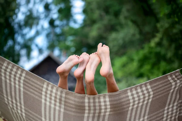 Twee Broers Kinderen Ontspannen Hangmat Het Platteland Zomerdag Kinderbenen Hangmat — Stockfoto