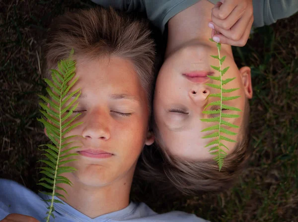 Retrato Vista Superior Duas Crianças Com Olhos Fechados Uma Noite — Fotografia de Stock