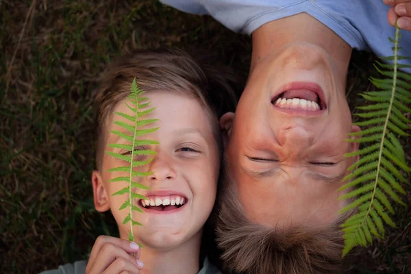 Feche Retrato Dois Irmãos Sorridentes Felizes Deitados Grama Verde Miúdos — Fotografia de Stock