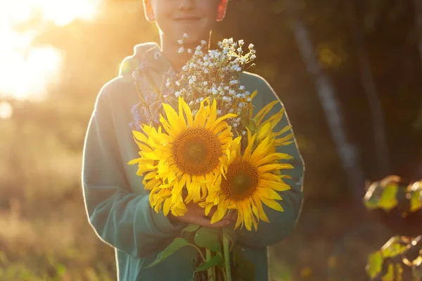 Mignon Garçon Enfant Tenant Bouquet Champs Tournesols Automne Coucher Soleil — Photo