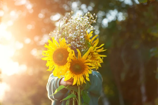 Mignon Garçon Enfant Tenant Bouquet Champs Tournesols Automne Coucher Soleil — Photo