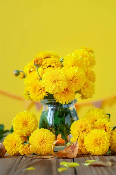 Ramo Hermosos Crisantemos Amarillos Sobre Mesa Madera Sobre Fondo Amarillo — Foto de Stock
