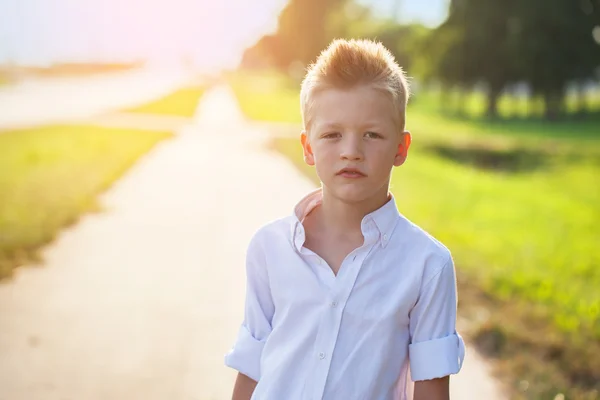 Retrato de un niño agradable en la carretera en el día soleado — Foto de Stock