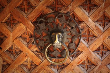 eski metal kapı tokmağı, kolu - aslan başı