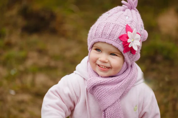 Bébé fille heureuse dans un chapeau rose et écharpe rit en automne — Photo