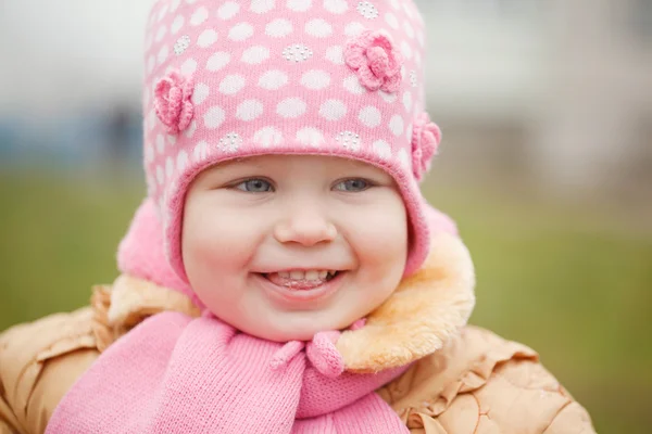 Cutel sorrindo menina no casaco rosa fechar no outono — Fotografia de Stock