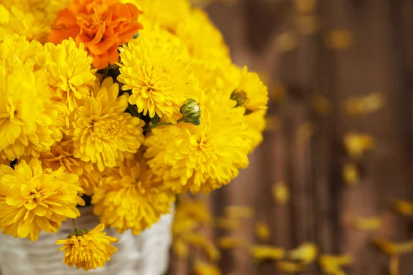 Hermoso ramo de flores de crisantemos amarillos en mimbre ba —  Fotos de Stock