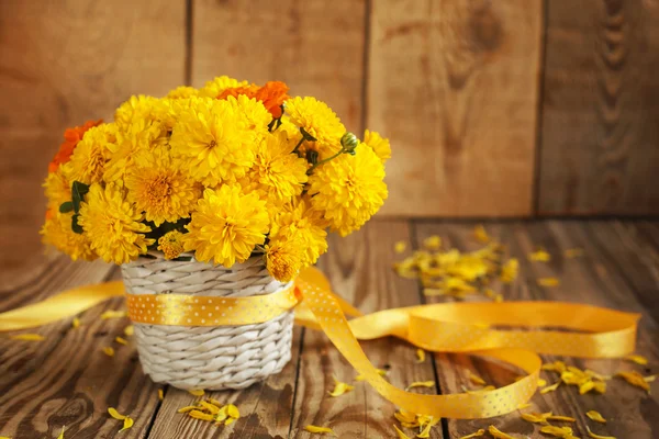 Hermoso ramo de flores de crisantemos amarillos en mimbre ba —  Fotos de Stock