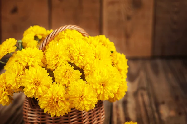 Hermoso ramo de flores de crisantemos amarillos en mimbre ba —  Fotos de Stock