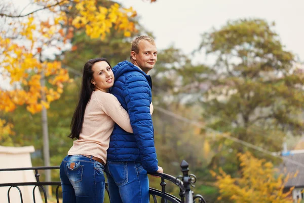 Casal encantador o cara com a menina no outono no parque — Fotografia de Stock