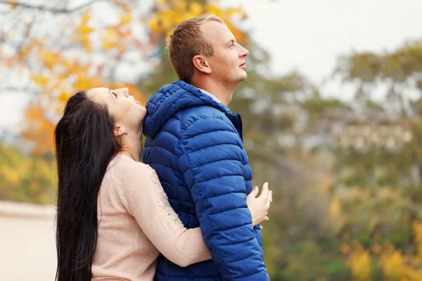 Sweetheart utomhus föreställa sig framtiden i höst park — Stockfoto