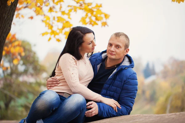 Jeune couple amoureux se regardent dans la chaude journée d'automne — Photo