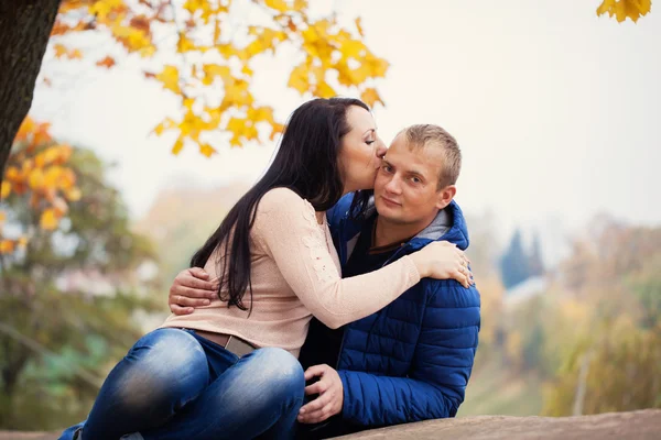 Giovane dolce coppia baciare nel parco autunnale — Foto Stock