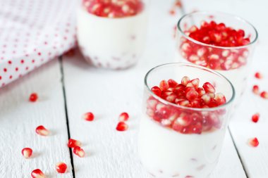 Closeup Delicious tatlı bir glas taze nar taneleri ile